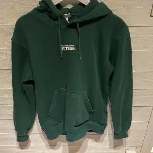 Säljer min gröna hoodie i storlek xs den är inte missfärgad bara skevt ljus i bilderna.