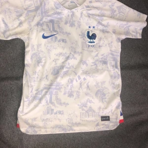 Frankrike Bortatröja 2022/23 - Tröjan är ny med mycket bra skick. Är använda ett par gånger och skicket är 9/10 . Ny pris 999 kr