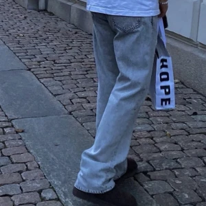 Hope rush jeans - Säljer mina Hope rush jeans, i ljusgråa färgen. Nypris 1900kr säljer för 999kr. Skriv vid intresse! Jag är 173 btw. Passar om man e 170-175. storlek 29