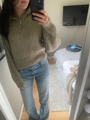 Half zip tröja - En half zip stickad tröja som jag köpte på Gina tricot i höstas. Den är i nyskick då jag använt den Max 3 gånger. Storlek Xs, 120kr