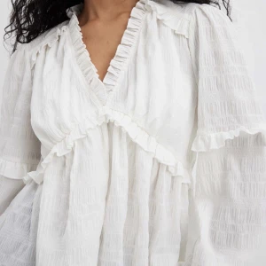 Blus NA-KD  - Säljer en jättesnygg blus jag endast använt en gång i storlek 34. 