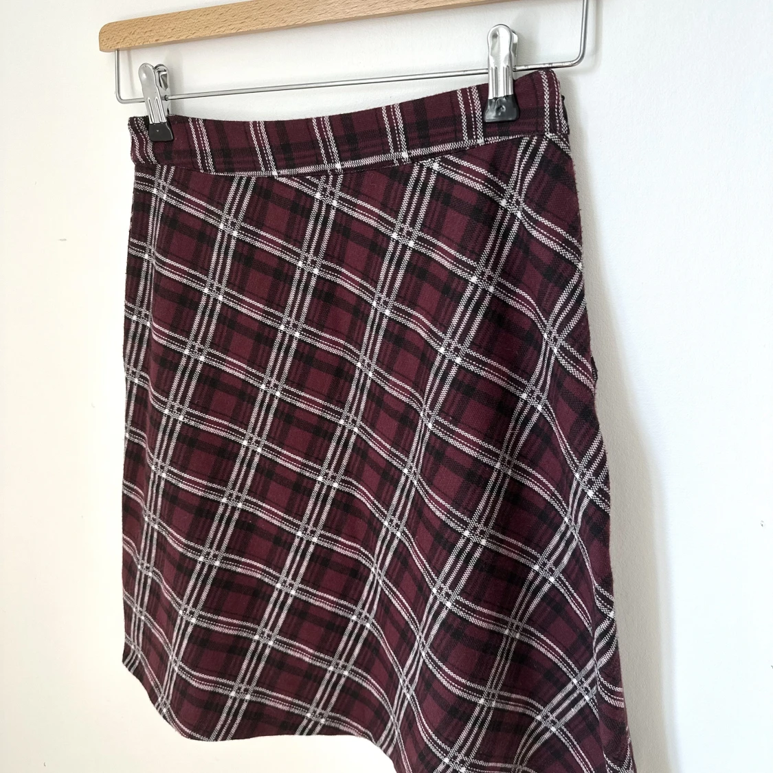 Rutig kjol i rött och svart - 90