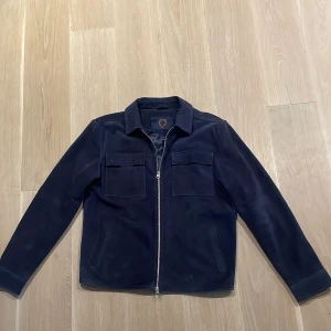 Human Scales mockajacka NWOT - Mockajacka från Human scales ”rick cow suede”. Nyskick aldrig använd efter köp. Går för ca 3000:- ny.