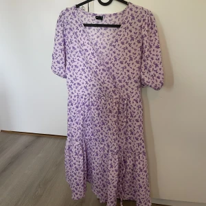 Klänning Gina Tricot - Aldrig använd Jättesöt klänning från Gina Tricot.  Lite stor så kom ej till användning för mig 