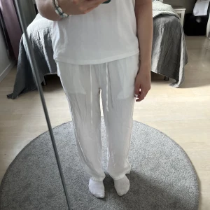 Linnebyxor - Lägger upp igen då tjejen som vann budgivningen inte ville ha de🫶🏼 linnebyxor från Gina tricot i storlek S, aldrig använda endast testade, köpta för 450kr🫶🏼 säljer då jag fick ett par andra💗