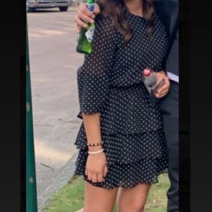 Prickig vollagklänning  - Säljer denna fina klänningen från gina i bra skick då jag inte använder den längre. Den är i storlek 40 men passar mig som har 36 vanligtvis och bra längd då jag är 167cm