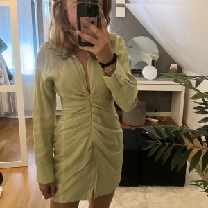 Klänning Zara - En klänning från Zara i grön/olivgrön färg, storlek Xs. Köptes förra sommaren, använts några gånger🫶
