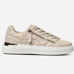 Snygga finskor beiga 😍🤩 HELT NYA! - Stl 37 sprillans nya! Säljer då jag har massa skor och har inte använt dessa så de förtjänar en ny ägare och att få komma till användning. Dessa har guld detaljer så snyggt ✨ 🌸