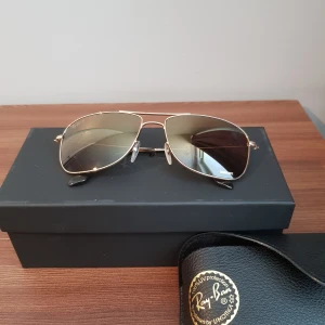 Ray-Ban solglasögon - Solglasögon från Ray-ban, köpt sommaren 2020. Modell Chromance RB3543 001/A3 5916. Är knappt använda och är i mycket bra skick. 14 cm bredd (gångjärn till gångjärn). Köptes för 1 836 kr. Orginalfodralet inkluderas.