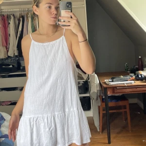 Vit sommarklänning  - Klänning köpt på Bali, snörena i ryggen gör att man kan justera längden på klänningen! Superfin och använd sparsamt