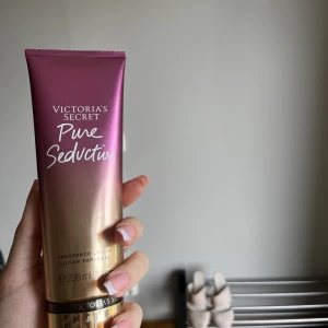 Pure seduction  - Victoria’s secret body lotion som luktar så sjukt gott. Säljer för jag har för många. Har använt ca 10% av flaskan 💞