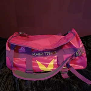 Väska  - En rosa resväska perfekt nu när Barbie filmen har släppts! En märkes väska köpt för 400kr men använder den inte längre. Den är även vattentät. Den har några märken på sig där av priset. Man kan bära den som ryggsäck och väska! Pris kan diskuteras ❤️❤️