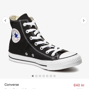 Converse  - Säljer ett par converse i modellen chuck taylor all star. Strl 36,5 men funkar för mig som använder 37. Använda men finns fortf mycket att ge efter rengöring. Kan skicka bilder vid behov 