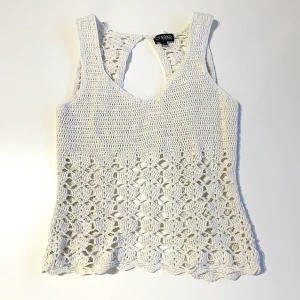 Virkad topp - En helt underbar virkad topp i asfint skick, säljer endast då den är förliten för mig! Från xoxo Jeans och knyts i ryggen⭐️❤️