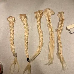 Mina gamla/använda hairextensions från Poze Hair. Totalt 19 st slingor (38 då de är ihop tejpade). Man behöver bara köpa nytt lim och ta bort den gamla så går de att återanvända. De är blonda men går att tona/färga💙 köpta för 3000kr 