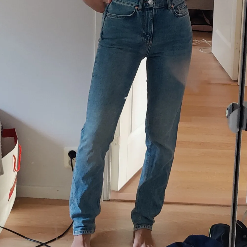 Superfina stright jeans från Gina Tricot, tyvärr för stora i min midja. Storlek 34. Jeans & Byxor.