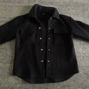 Kappa - Svart kappa ifrån gina. Lite nopprig men k bra skick annars. Snöret som man hönger jackan i är lite uttöjd men funkar. Storlek Xs. Hör av er om andra frågor❤️