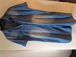 Jeansklänning  - Stor i storlek. Tunn jeansklänning, ok kvalité. 