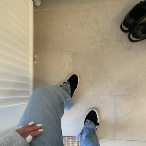 Jeans - Säljer dessa jättefina jeansen från Zara som är i en ljus blå färg då de inte kommer till användning.