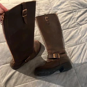 Johnny bulls stövlar - Stövlar från Johnny bulls i storlek 37. Bruna med kopparfärgade detaljer. 