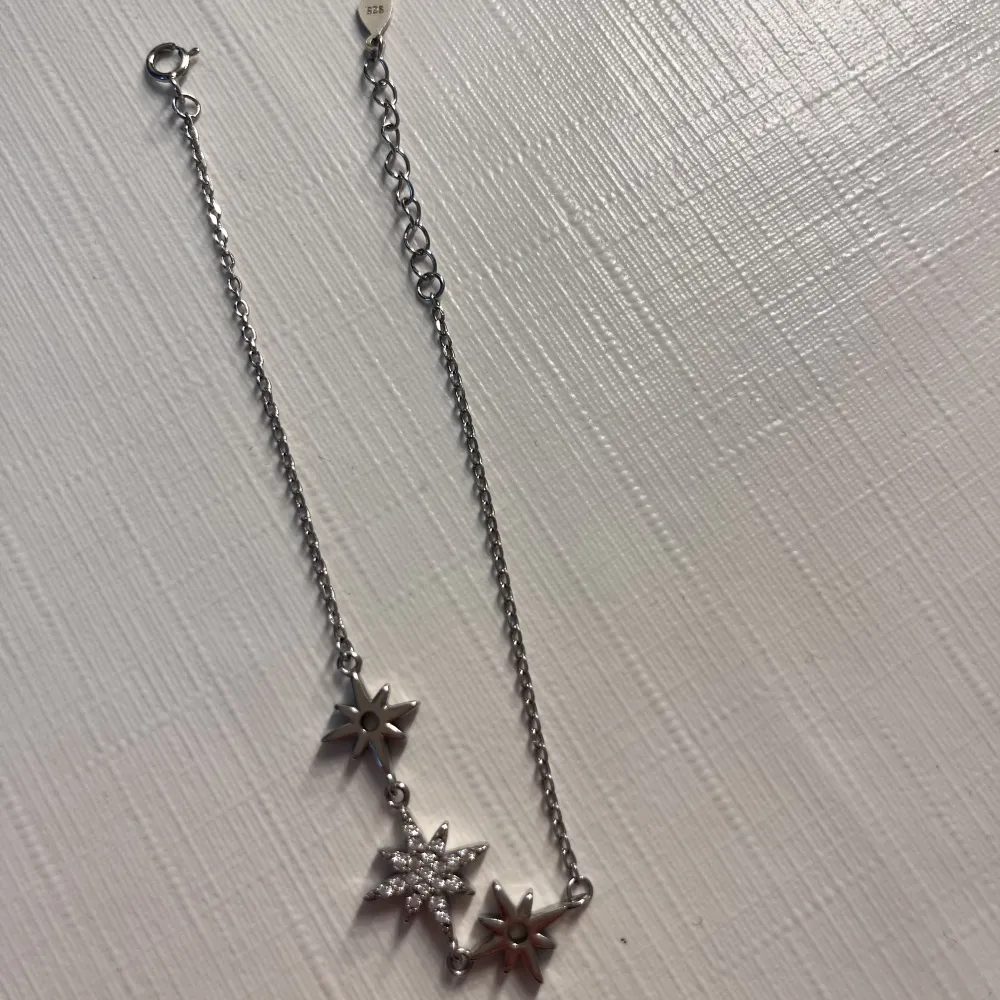 SĂ€ljer det hĂ€r vackra helt nya armbandet i Ă€kta sterling silver (925) đ€ Pris kan diskuteras vid snabb affĂ€r. Kunden stĂ„r för fraktenđ«¶đŒ. Asusteet.