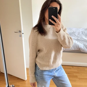 Stickad beige tröja  - Säljer denna stickade beigea tröja! Mycket fint skick, 100 kr + frakt 