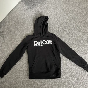 Dirt Cult Hoodie - Säljer denna då den inte kommer till användning. Endast använd ett fåtal gånger. Väldigt bra skick.