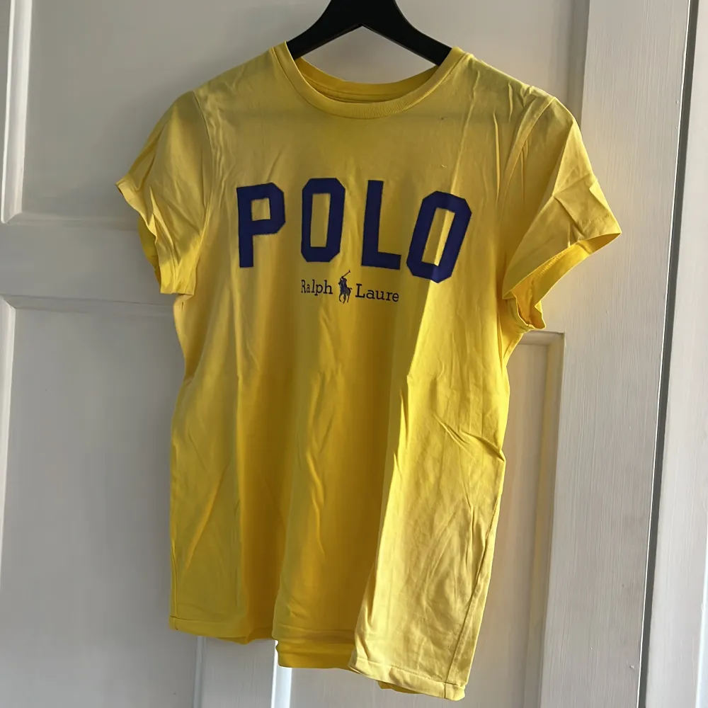 En gul RL T-shirt💕 jättefin och i nyskick❤️ knappt använd💕 ser solblekt ut på bilden men tror de e en blandning av ljuset och att det är ganska blek gul💕. T-shirts.