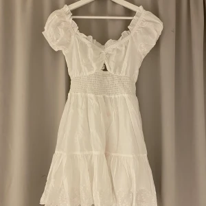 Vit sommar/studentklänning - Säljer en klänning som jag köpte innan jag skulle ta studenten. Säljer pga att jag valde en annan. 
