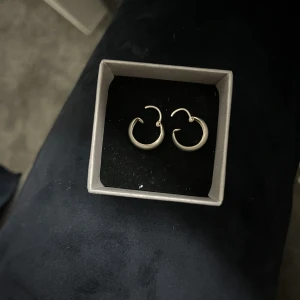 Silver örhängen  - Ett par ring örhängen i silver som e rostfria, och ett par örhängen som föreställer en evehetsåtta. 20 kr för ringarna 10 för &