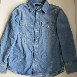 Gant jeansskjorta, 11-12 yrs - Jeansskjorta för barn storlek 11-12 år, 146/152. Knappt använd, väldigt fint skick! 