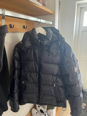 Moncler maya navy - Helt helt ny jacka skicket 9,5 av 10 den var för liten när jag köpte den så det är bara använd få antal gånger. Inga repor skador eller någonting, allt är 100 % perfekt. Kvitto finns, storlek 2 passar dom som har både s och m 