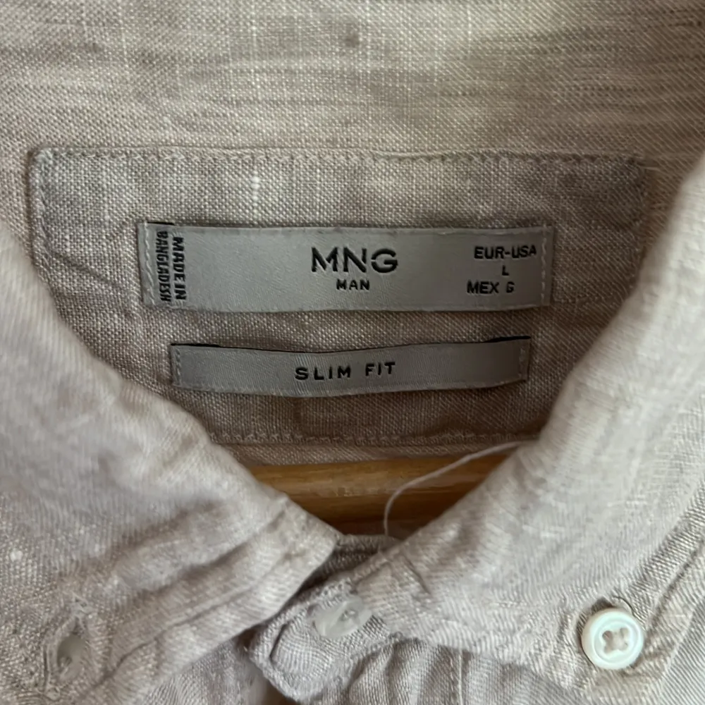 Mango linneskjorta storlek L, nästan oanvänd skjorta, nypris 600kr, säljer för 200kr. Skjortor.