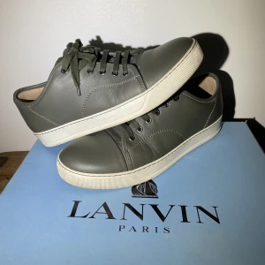 Lanvin Cap Toe Sneaker i Grönt Läder - Hej, säljer ett par skor från Lanvin i grönt läder. Skorna är i bra skick. Snygg, unik och ”lowkey” grön färg, perfekt inför sensommaren/höst. Size 7=41/42. Nypris 4000kr. Pris inte hugget i sten. Hör av dig vid frågor. 