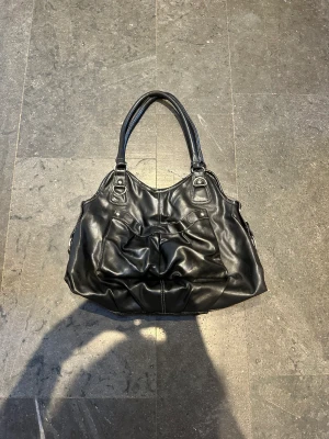 Second hand väska 😍 - Den drömmigaste väskan ever! Ca 40 cm bred och 30 hög. Klicka på köp nu så är den din. Försten till kvarn på allt ❤️
