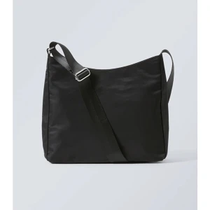 weekday väska - as fet väska från weekday. dunderskick & i den större modellen. rymmer så myxket och bekväm att bära. nypris 360