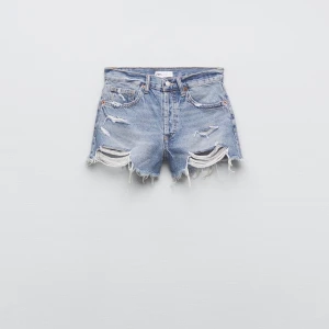 Zara jeansshorts  - Säljer mina jeansshorts från zara då de inte kommit till användning. Har använt dem 1 gång de är helt som nya💕💕