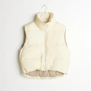Gina tricot väst😍 - SUPER Snygg väst från Gina!! Helt oanvänd och ny och är perfekt under hösten o våren! Passar supert med svarta byxor🙈 Köptes för 500kr om du är snabb så kan man få det för lägre pris 😲
