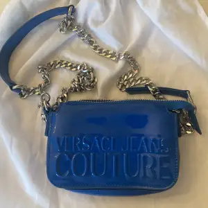 🩷Säljer denna snygga Versace väskan i en himmelsk blå färg med avtagbar silver kedja till.  Aldrig använd då jag insett att jag gillar mer guld färgat än silver. Finns flera fack inuti😊   Säljer för: 750:-