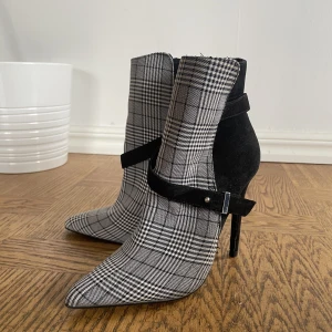 Klackar - Oanvända klackar, köpta i london för några år sedan i forever 21. Stl:36,5 men små i storlek så kan användas för 36 oxå 