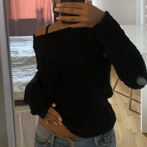 Vero moda tröja - En supersnygg, mysig och glittrig stickad tröja från Vero Moda. Det är en gammal modell (min mammas gamla) så den säljs inte mer någonstans. Den har inga defekter alls och skulle säga att den är ganska oanvänd. Skriv gärna fler bilder💞Verkligen skitsnygg!