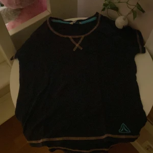 Tshirt  - Fått för länge sen, har ej använt. Enkelt o tunt material. Kontakta för mått. Köpare står för frakt