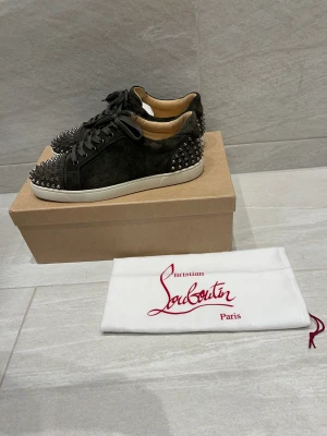 Christian Louboutin skor  - Skick: 9/10 som nya  Storlek: 42.5  Orderbekräftelse finns kvar 4.100 kr