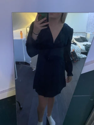 Klänning  - Klänning ifrån shein som jag aldrig har använt , köpte den för jag tänkte jag kunde ha den nån gången men de har aldrig hänt och kommer aldrig att hända sp lika bra att sälja den , bra skick och den är som ny 