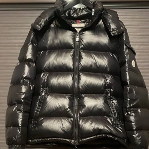 Moncler Jacka - Moncler jacka i hög kvalitet! Den är svart och passar till allt. Den finns i storlek medium, men den passar även small. Den är väldigt varm och bekväm vilket är perfekt för vintern.  Obs osäker om jackan är autentisk.