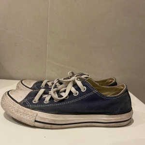 Converse - Blå Converse i storlek 39.  Inga tydliga skador eller fläckar endast använda ett par gånger.  Pris kan diskuteras!