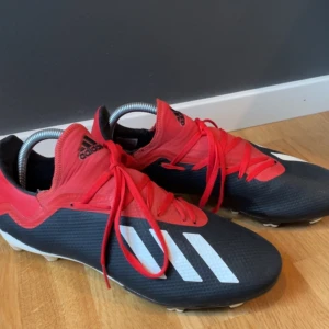 Fotbollskor Adidas X - Säljer ett par gamla fotbollskor. Skorna är i bra skick och är inte använda särskilt mycket eftersom jag växte ur dem snabbt. Modell: Adidas X. Storlek: 44. 