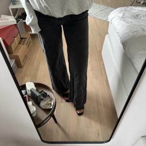 Jättesnygga gråa jeans från weekday som är perfekta till hösten!🥰strl 25/32 i modellen Ace. Org pris 590 kr