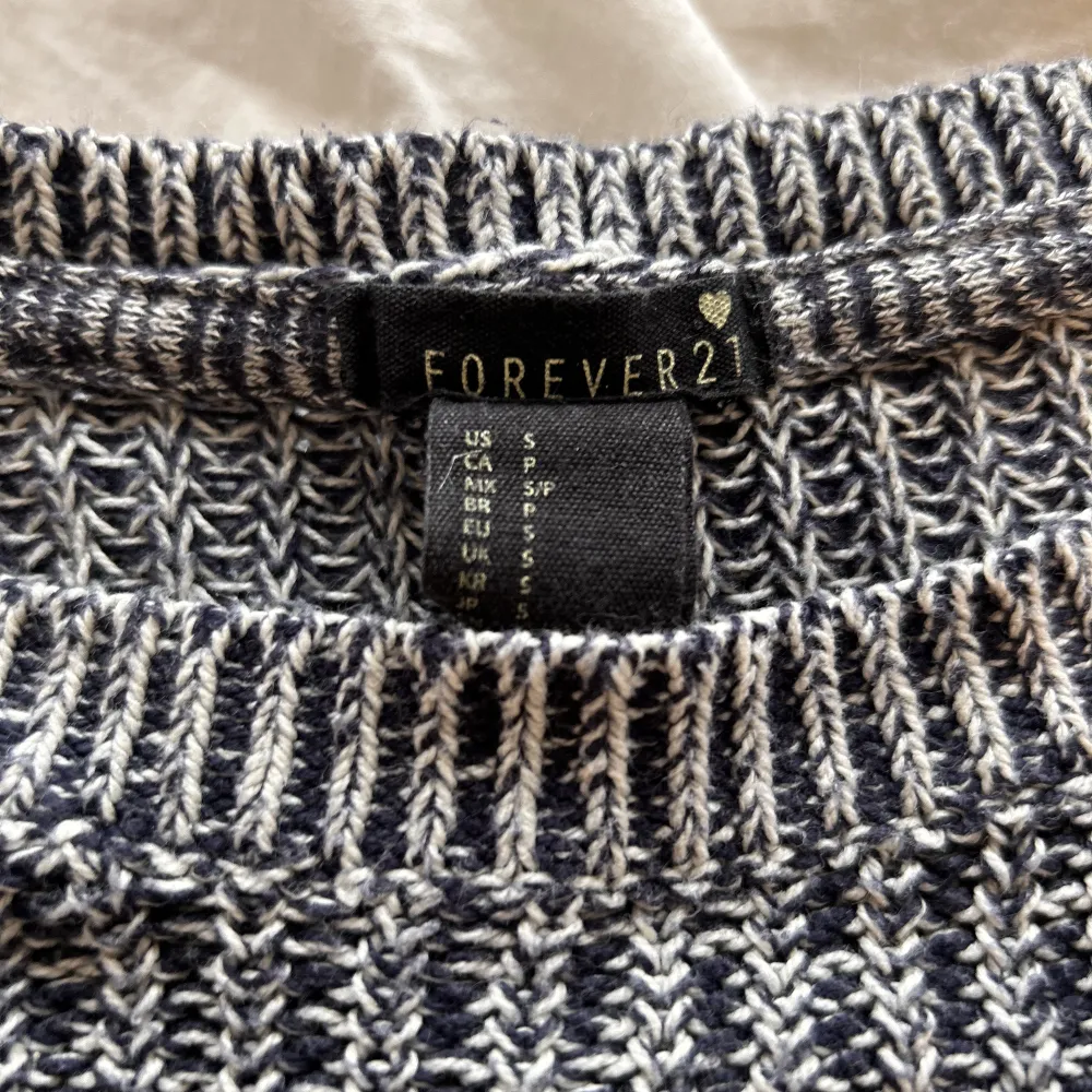 Stickad tröja från Forever 21 i S. Inga defekter förekommer. Väldigt snygg till vardags eller när man nu känner för att ha den. 🩵🩵😍. Tröjor & Koftor.