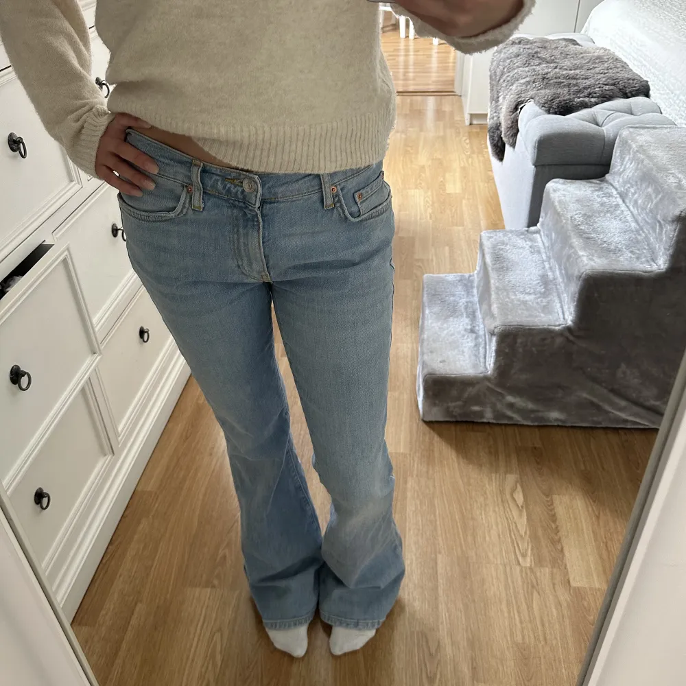 Säljer dessa för de inte kommer till användning 🥰 Storlek 36 och jag är 165 cm lång och de passar bra i längden för mig 😊 Det är lågmidjade😊. Jeans & Byxor.